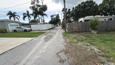 2410 38th Ave N in St. Petersburg, FL - Building Photo - Building Photo