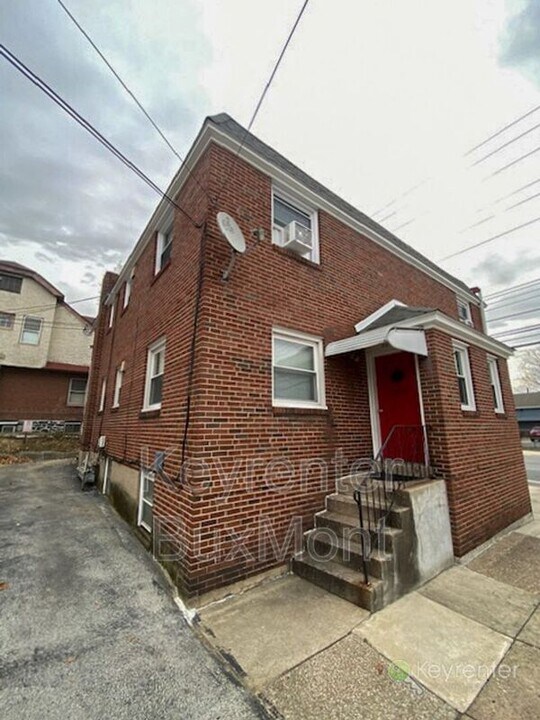 201 Blunston Ave in Collingdale, PA - Foto de edificio
