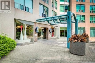 942 Yonge St in Toronto, ON - Building Photo - Building Photo