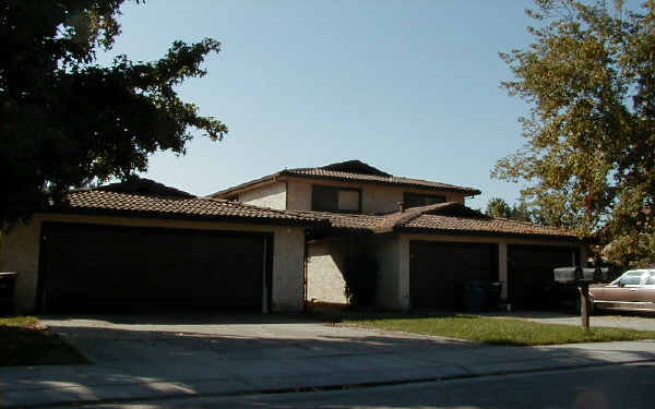 1870 Azure Ct in Manteca, CA - Foto de edificio