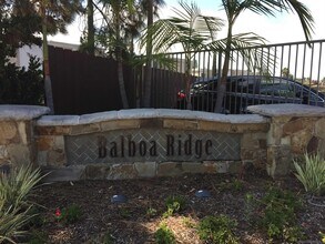 5252 Balboa Arms Dr in San Diego, CA - Building Photo - Building Photo