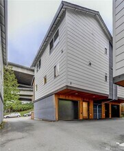 4032 Pasadena Pl NE in Seattle, WA - Building Photo - Building Photo