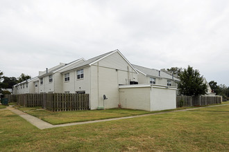 Hilton Village Townhomes in Newport News, VA - Building Photo - Building Photo