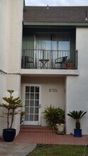 21171 Lochlea Ln, Unit #B in Huntington Beach, CA - Building Photo - Building Photo