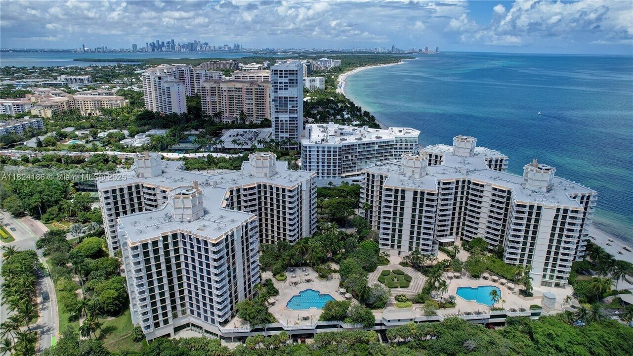 1121 Crandon Blvd in Key Biscayne, FL - Foto de edificio