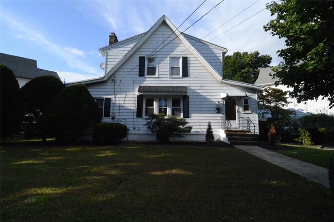 121 Hutchinson Blvd in Scarsdale, NY - Building Photo - Building Photo
