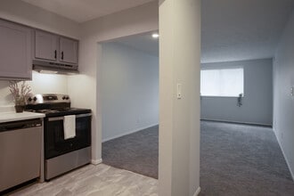 Center Court Apartments in Columbus, OH - Building Photo - Interior Photo
