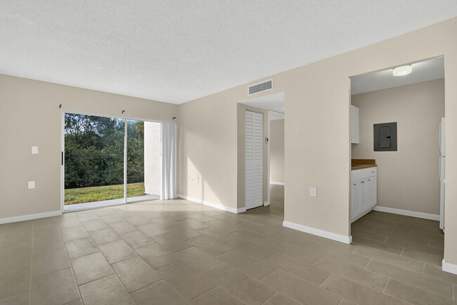 1141 Lake Victoria Dr in Royal Palm Beach, FL - Building Photo - Building Photo