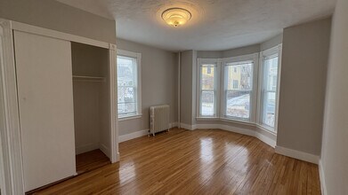43 Dartmouth St, Unit 1 in Somerville, MA - Foto de edificio - Building Photo