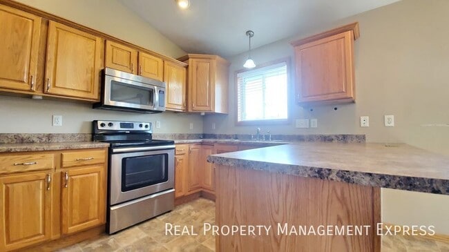 Spacious 5-Bedroom Gem with Open Concept & in Sioux Falls, SD - Building Photo - Building Photo