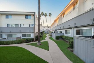 Rosebeach in La Mirada, CA - Foto de edificio - Building Photo