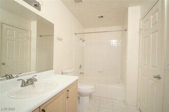 9640 Gunbelt Dr in Las Vegas, NV - Foto de edificio - Building Photo