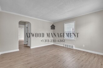 This beautifully updated 2-bedroom, 1-bath single-family home is ready for move-in! in Detroit, MI - Foto de edificio - Building Photo