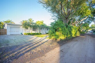 355 Redwood Ln in Key Biscayne, FL - Building Photo - Building Photo