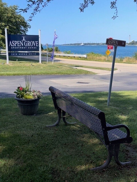 Aspen Grove ~ Discover the Simplicity of Cottage Living on the River in Marysville, MI - Foto de edificio