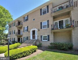 3945 Lyndhurst Dr, Unit 304 in Fairfax, VA - Building Photo