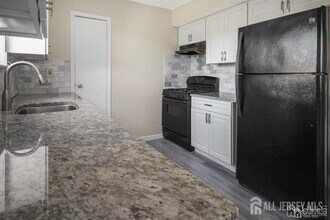 1220 N Oaks Blvd in North Brunswick, NJ - Building Photo - Building Photo