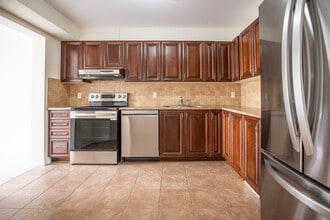 4 bedroom townhome in Barrhaven in Ottawa, ON - Building Photo - Building Photo