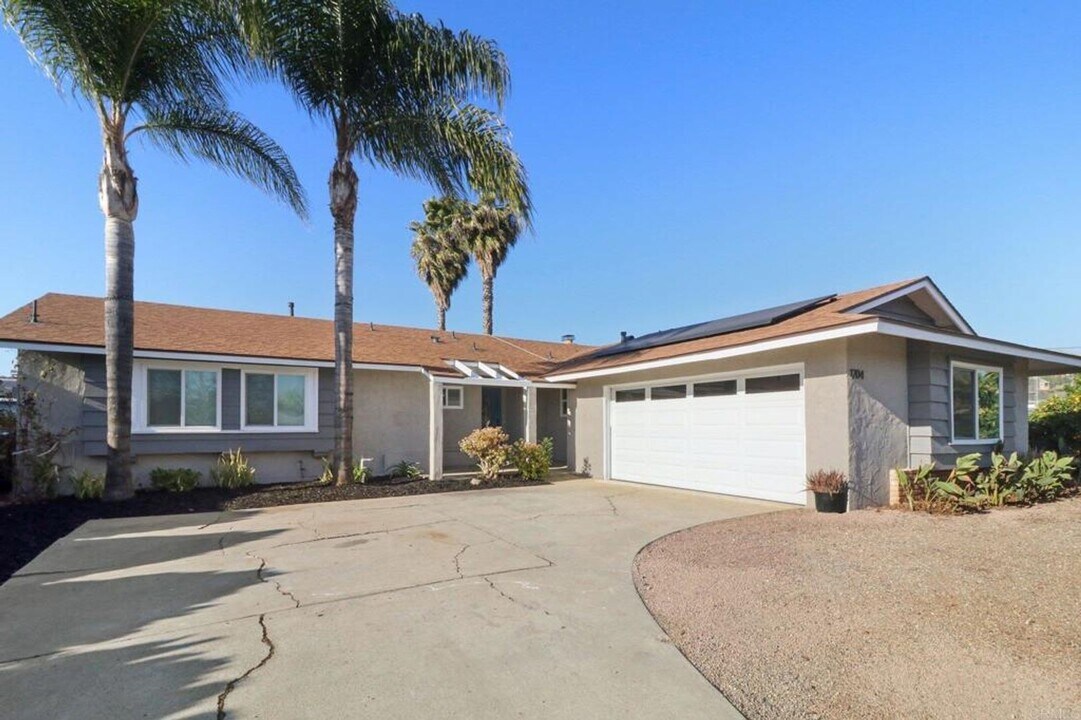 1204 E El Norte Pkwy in Escondido, CA - Building Photo