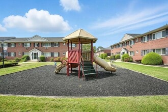 Mid Island Apartments in Bay Shore, NY - Foto de edificio - Building Photo