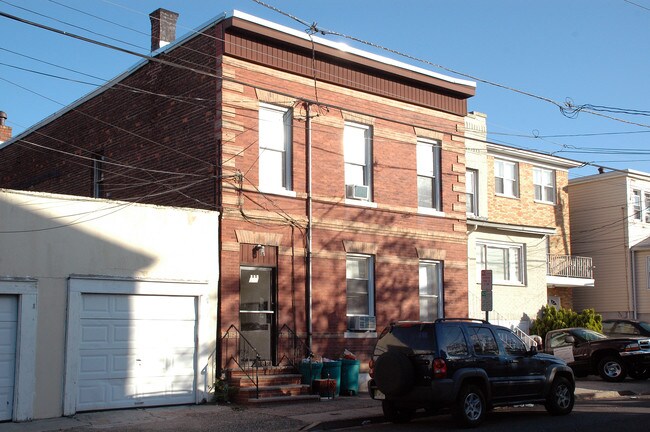 309 5th St in Fairview, NJ - Foto de edificio - Building Photo