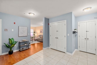 327 Centre St, Unit 308 in Boston, MA - Foto de edificio - Building Photo