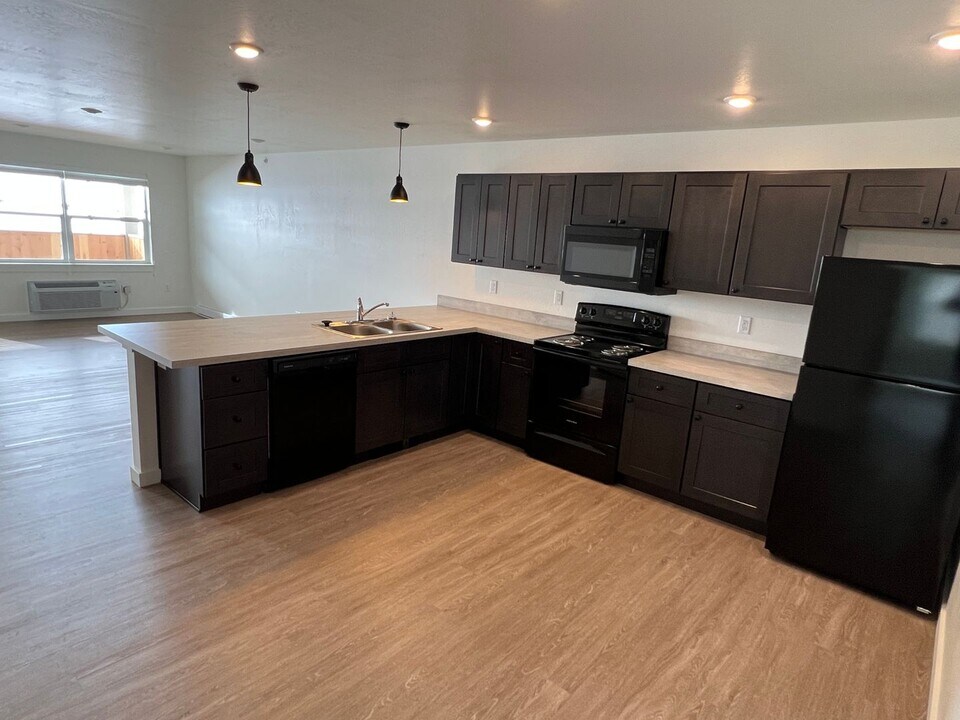 1595 Windrow Dr in Bozeman, MT - Building Photo