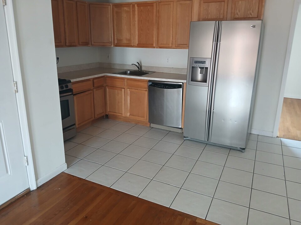 547 70th St, Unit 2 in Guttenberg, NJ - Building Photo