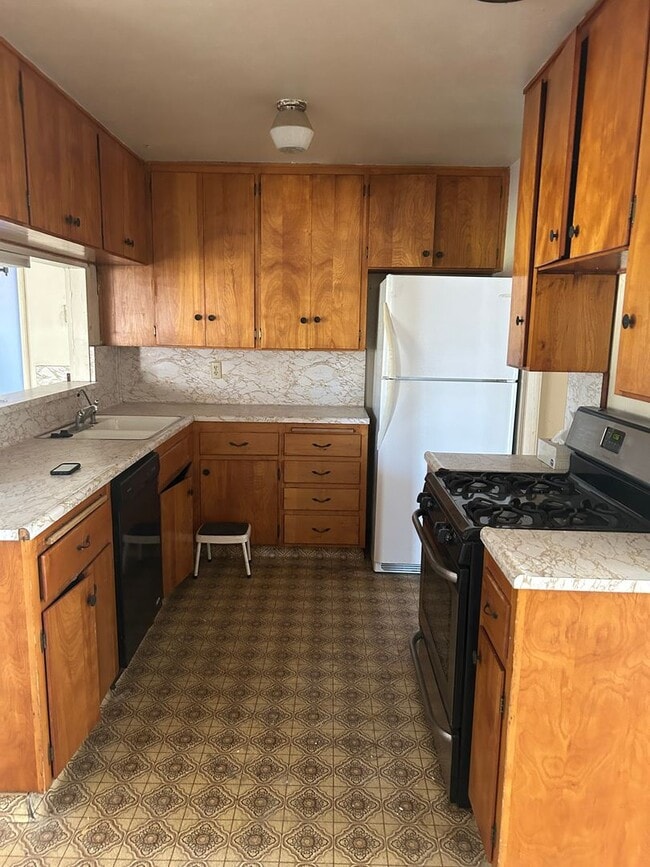 1116 N 11th Ave in Hanford, CA - Building Photo - Building Photo