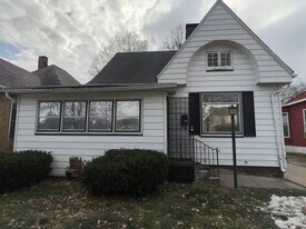 1013 W Decatur St in Decatur, IL - Building Photo