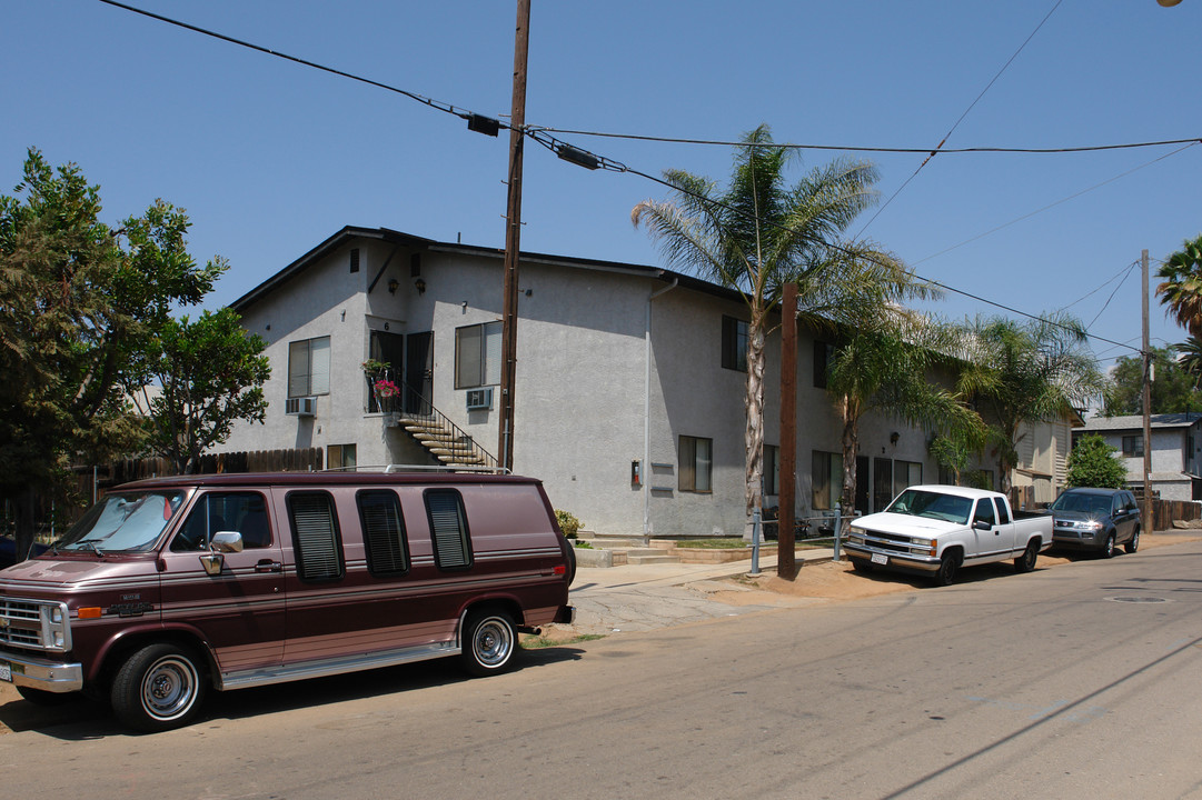 12366 Parkside St in Lakeside, CA - Foto de edificio