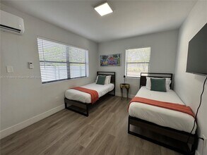 584 NW 30th St in Miami, FL - Building Photo - Building Photo