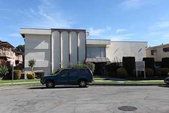 Topanga Manor Apartments in Los Angeles, CA - Foto de edificio - Building Photo