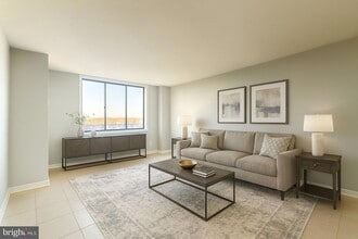 5500 Holmes Run Pkwy, Unit 918 in Alexandria, VA - Building Photo - Building Photo