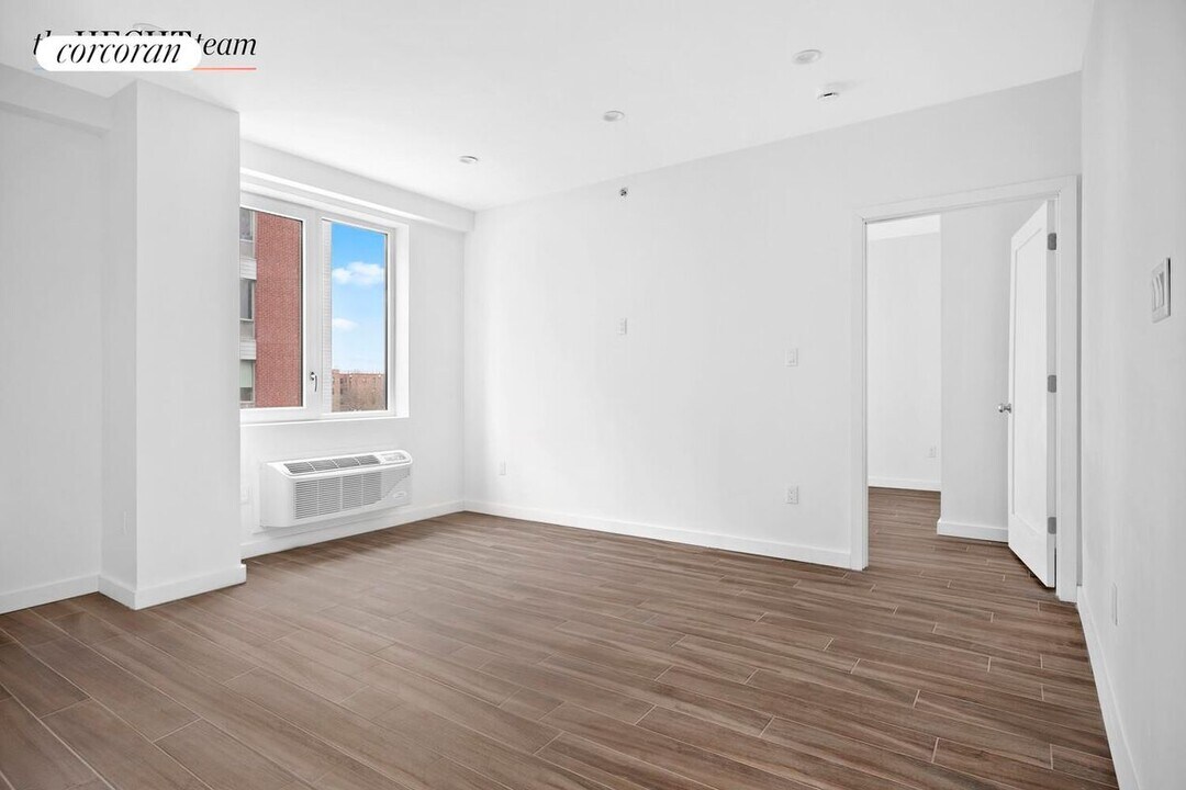 906 E New York Ave in Brooklyn, NY - Building Photo