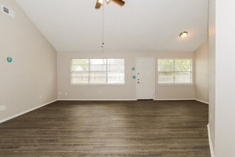 7318 Sunlight Ln in Houston, TX - Foto de edificio - Building Photo