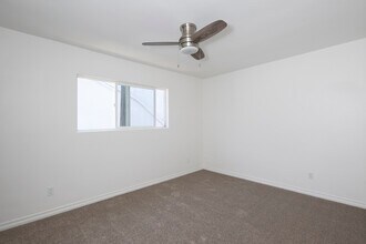941-947 Oak Ave in Carlsbad, CA - Foto de edificio - Building Photo