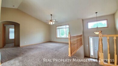 Spacious 5-Bedroom Gem with Open Concept & in Sioux Falls, SD - Building Photo - Building Photo