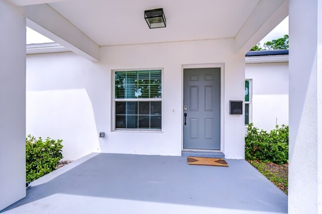 1051 44th St S in St. Petersburg, FL - Building Photo - Building Photo