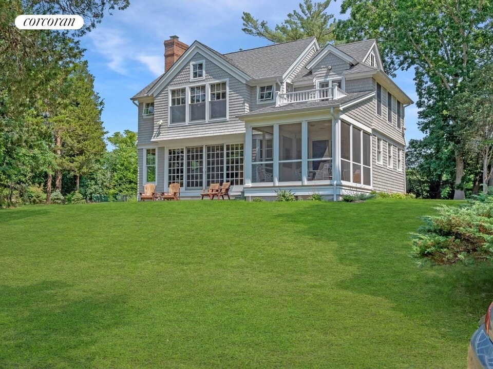 13 Waters Edge Rd in Southampton, NY - Building Photo