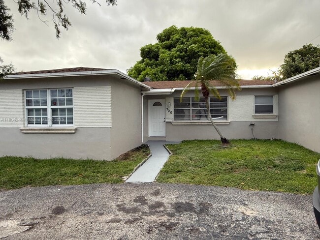 700 SW 5th Ct in Hallandale Beach, FL - Building Photo - Building Photo