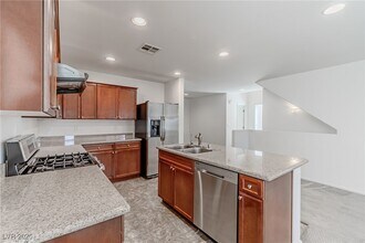 8918 Fox Season Ave in Las Vegas, NV - Building Photo - Building Photo