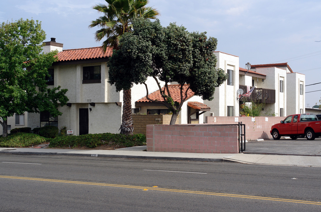 711 E Grand Ave in El Segundo, CA - Building Photo