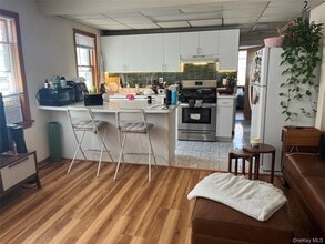39 Notre Dame Ave in Oyster Bay, NY - Building Photo - Building Photo