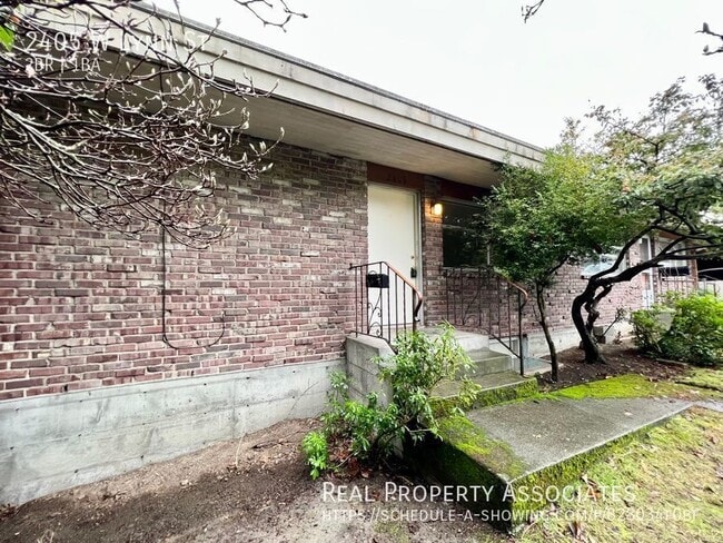 2405 W Lynn St, Unit 2405 W Lynn in Seattle, WA - Foto de edificio - Building Photo