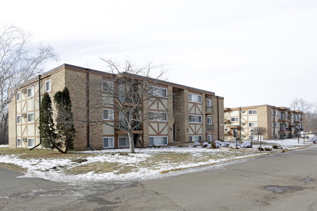 Knollwood Oaks Apartment in Hopkins, MN - Building Photo