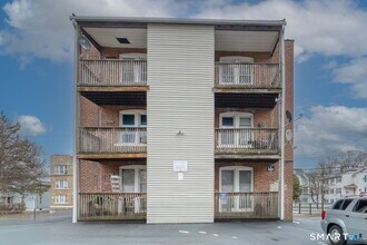 152 Oak St in New Britain, CT - Foto de edificio - Building Photo