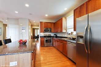 800 Deroo Lp in Highwood, IL - Foto de edificio - Building Photo