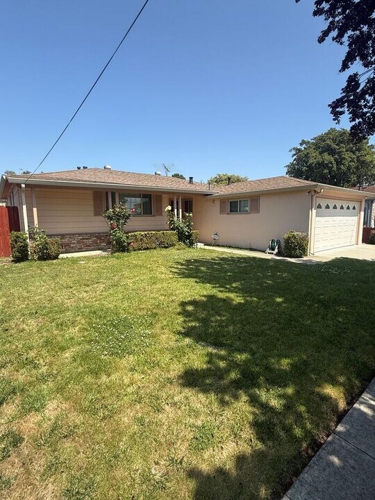 24728 Stone Ct in Hayward, CA - Building Photo