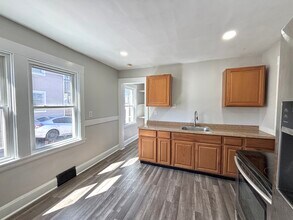 196 Greene St, Unit 2 in Bristol, CT - Foto de edificio - Building Photo